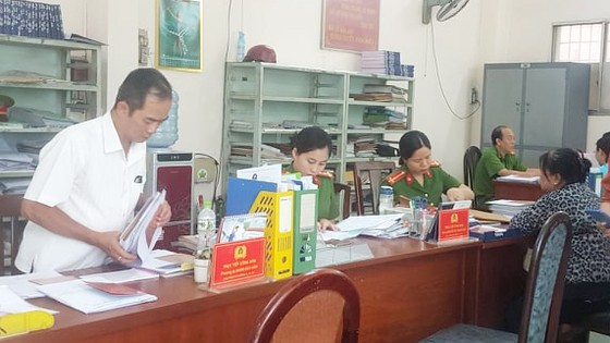Khó như đi làm thủ tục nhập, tách hộ khẩu