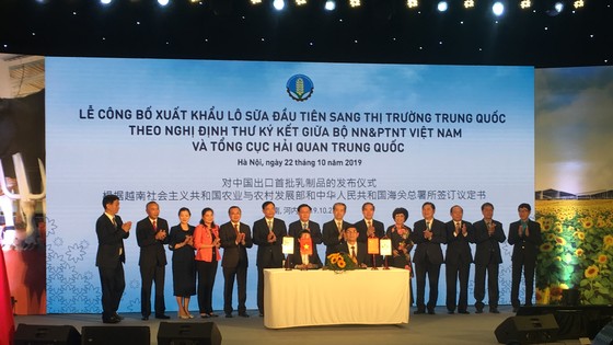 Việt Nam xuất khẩu lô sữa đầu tiên sang Trung Quốc