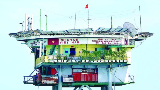 A boat transporting presents from the mainland to DK1-10 rigs, constructed for scientific research and marine services on the Truong Sa (Spratly) Archipelago, in early October (Photo: SGGP)