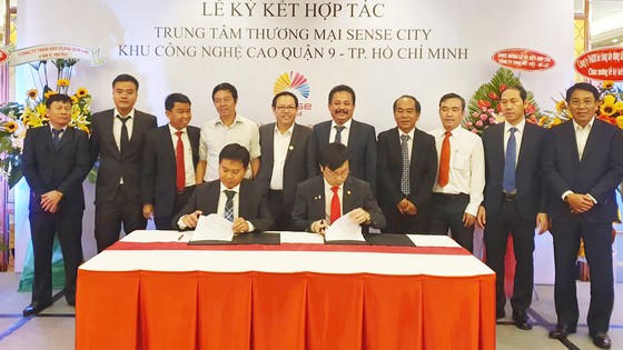 Công ty CP Đầu tư Đông Sài Gòn (DSG) và Liên hiệp HTX Thương mại TPHCM (Saigon Co.op) tiến hành ký kết phát triển Trung tâm thương mại Sense City tại Khu công nghệ cao Quận 9 TPHCM