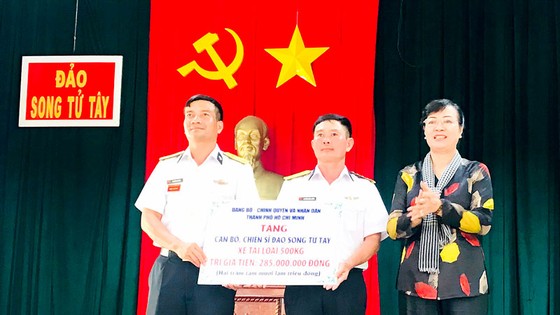 Chủ tịch HĐND TPHCM Nguyễn Thị Quyết Tâm trao quà tặng cán bộ, chiến sĩ đảo Song Tử Tây