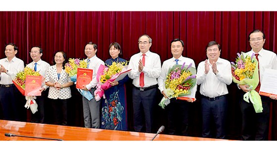 Lãnh đạo TPHCM chúc mừng 5 tân Thành ủy viên Thành ủy TPHCM. Ảnh: VIỆT DŨNG