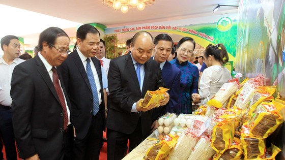 Thủ tướng Nguyễn Xuân Phúc tham quan mô hình và các gian hàng trưng bày sản phẩm nông nghiệp của thành phố Hải Phòng. Ảnh: TTXVN
