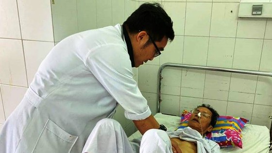 Bác sĩ chăm sóc cho bệnh nhân sau khi cấp cứu thành công