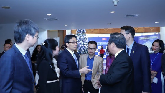 Phó Thủ tướng Vũ Đức Đam trao đổi với các đại biểu tại diễn đàn. Ảnh: VIẾT CHUNG