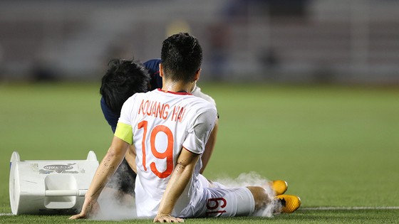 Chấn thương của Quang Hải trong trận thắng Singapore buộc phải chia tay SEA Games 30. Ảnh: Dũng Phương