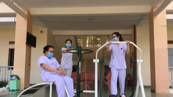 Các y bác sĩ ở Bệnh viện Dã chiến Củ Chi tập luyện với thiết bị vừa được trao tặng.