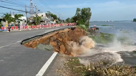 Sạt lở kéo dài hơn 40m, An Giang di dời khẩn cấp 27 hộ dân