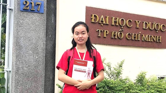 Cô gái Khmer vào giảng đường y khoa