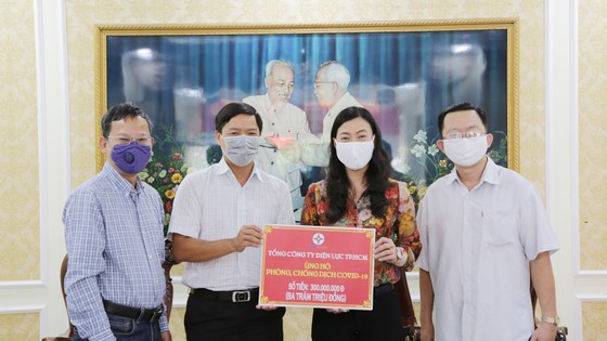 Tổng công ty Điện lực TPHCM (EVNHCMC) ủng hộ 300 triệu đồng phòng chống dịch Covid-19