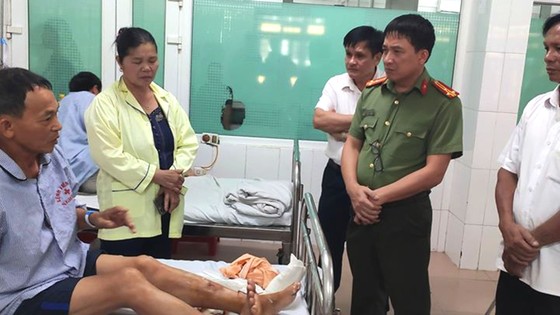 Lãnh đạo Công an huyện Nghi Xuân đến thăm hỏi, động viên anh Phạm Trung Kiền đang điều trị tại bệnh viện. Ảnh: Công an huyện Nghi Xuân cung cấp