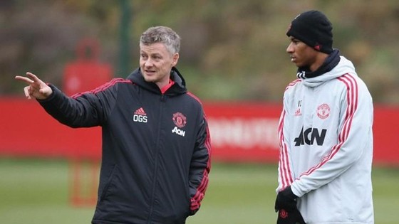 HLV Ole Gunnar Solskjaer và học trò vẫn chưa thể biết ngày trở lại sân tập Carrington. Ảnh: Getty Images