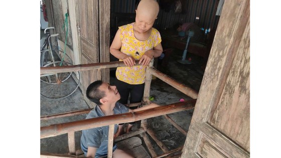 Bị ung thư còn phải gắng chăm 2 người bệnh