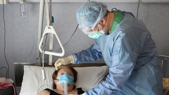 Bác sĩ Italy điều trị cho bệnh nhân Covid-19 trong phòng chăm sóc tích cực tại một bệnh viện ở Rome, Italy hôm 8/4. Ảnh: AFP.