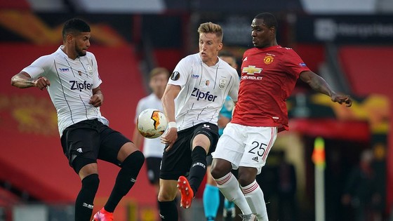 Tiền đạo Odion Ighalo (25, Man.United) trước sự truy cản của các hậu vệ LAST. Ảnh: DailyMail