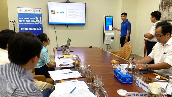 Hội đồng chấm giải trực tiếp với các đội dự thi Ứng dụng trí tuệ nhân tạo