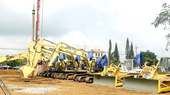 Đơn vị thi công tiến hành san lấp mặt bằng thi công đoạn cao tốc Phan Thiết - Dầu Giây Ảnh: QUỐC HÙNG