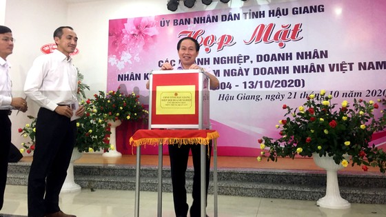 Lãnh đạo tỉnh Hậu GIang cùng doanh nghiệp đóng góp ủng hộ đồng bào miền Trung.