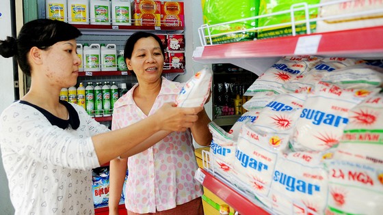 Mua đường tinh luyện tại một cửa hàng ở huyện Hóc Môn Ảnh: Cao Thăng