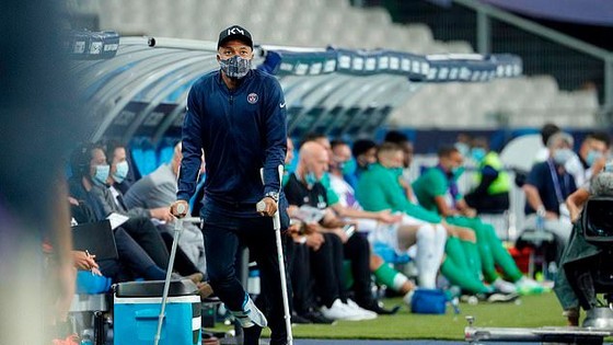 Kylian Mbappe chống nạng ra sân, theo sau anh sẽ