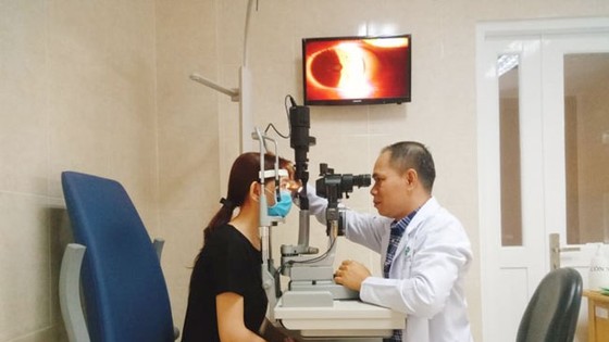 Bác sĩ khám và tư vấn cho bệnh nhân trước khi phẫu thuật Femto LASIK điều trị tật khúc xạ