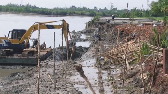 Cần đẩy nhanh tiến độ các dự án chống sạt lở