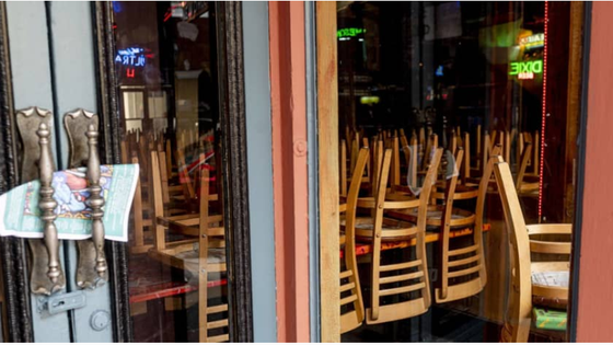 Một nhà hàng đóng của ở New Orleans vì Covid19. Ảnh BLOOMBERG