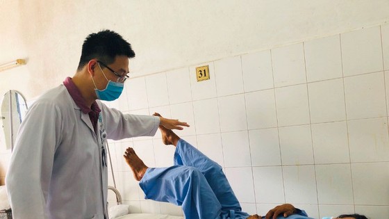Bác sĩ chăm sóc cho bệnh nhân sau khi phẫu thuật thành công.