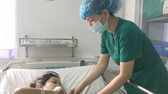 Sản phụ được bác sĩ chăm sóc sau khi phẫu thuật thành công.