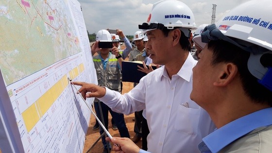 Thứ trưởng Bộ GTVT Lê Đình Thọ kiểm tra hiện trường dự án cao tốc Cam Lộ - La Sơn, một trong những đoạn tuyến đầu tiên được khởi công của cao tốc Bắc-Nam phía Đông. Ảnh: Báo Giao thông