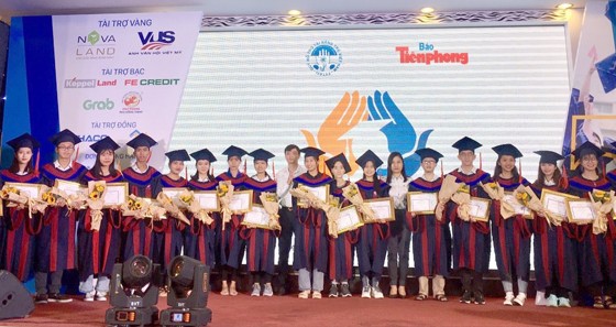 Đại diện Tập đoàn Novaland trao học bổng cho các tấm gương thủ khoa vượt khó học tốt.