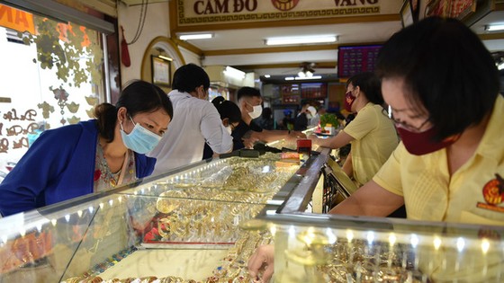 Giá vàng dậy sóng: Chuyên gia khuyến cáo bán, người dân lại đi mua