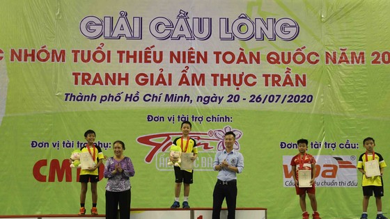 Ban tổ chức trao giải cho lứa tuổi U11. Ảnh: Dũng Phương