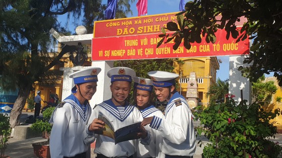 Hoàn thành chuyến quà Tết Canh Tý đến với quân dân Trường Sa