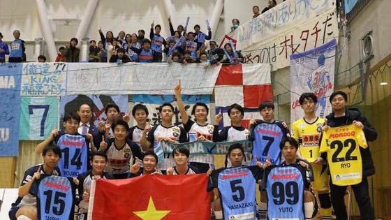 Thái Huy, Minh Trí cùng các đồng đội ở CLB YSVV Yokohama. Ảnh: TSNFC