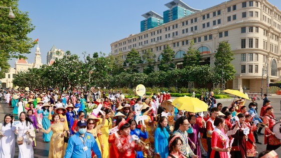 Some 3,000 people join Ao Dai parade in HCMC