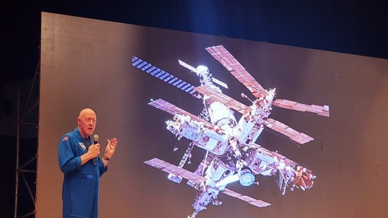 Vietnamese young people question former NASA astronauts