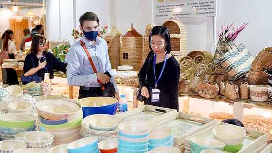 Các doanh nghiệp đi xem đồ thủ công mỹ nghệ được triển lãm tại Diễn đàn và Hội chợ xuất khẩu TPHCM 2023. Ảnh: Hoàng Hùng