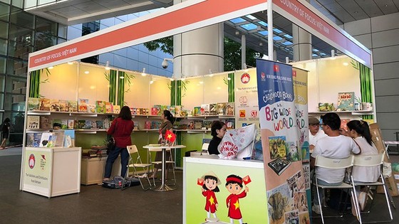 Gian trưng bày sách Việt Nam tại Hội sách. Ảnh: Báo Bình Phước