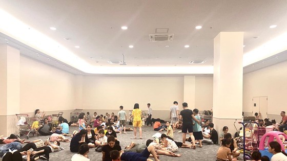 Hanoi residents flock to supermarkets due to power outages