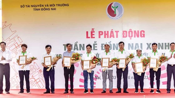 Bà Nguyễn Thu Thủy (Phó GĐ Đối ngoại Vedan) nhận hoa và thư cảm ơn của lãnh đạo UBND tỉnh Đồng Nai, lãnh đạo Sở TN-MT trao tặng các doanh nghiệp có nhiều đóng góp tích cực trong công tác bảo vệ môi trường tại buổi lễ