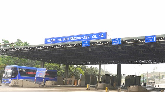 Trạm thu phí “ngáng” đường