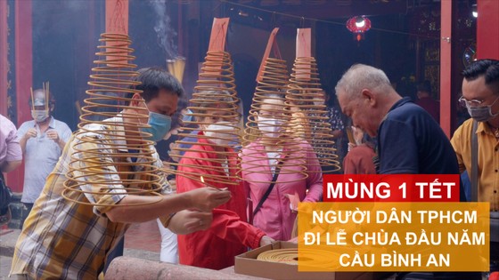 Mùng 1 tết, người dân TPHCM đi lễ chùa cầu bình an