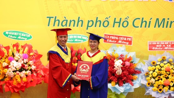 TS Lê Lâm, Hiệu trưởng Trường Cao đẳng Đại Việt trao bằng tốt nghiệp cho tân cử nhân