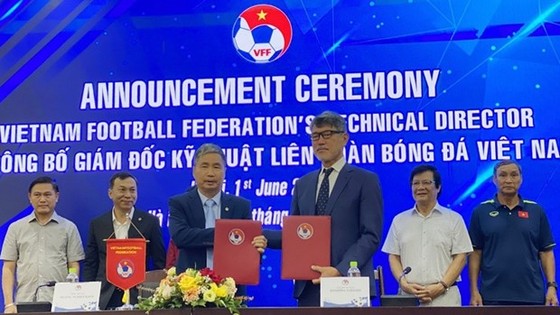 The Vietnam Football Federation announces its new technical director Koshida Takeshi on June 1. (Photo: qdnd.vn)