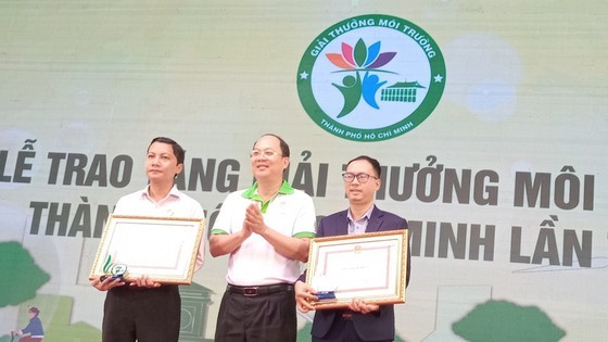 Vice Secretary of the HCMC Party Committee Nguyen Ho Hai (C) presents certificates of merit to individuals and collectives of the fourth HCMC Environmental Awards. (Photo: SGGP)