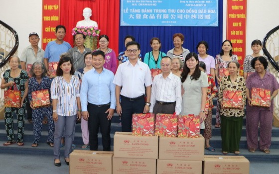 與大發食品公司配合向華人戶送出中秋 月餅。