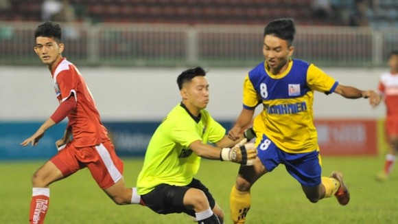 Đồng Tháp (áo vàng) rộng cửa vào bán kết sau chiến thắng 2-0 trước HA.GL. Ảnh: Nguyễn Nhân