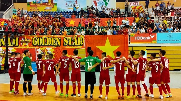 Đội tuyển futsal Việt Nam đến chào các CĐV sau trân đấu. Ảnh: Dũng Phương