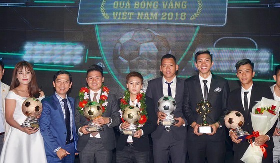 Các cầu thủ được vinh danh tại Gala trao giải Quả bóng vàng 2018. Ảnh: Hoàng Hùng